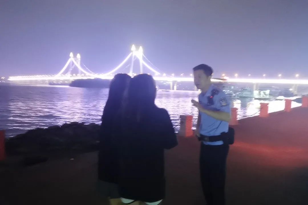 DƬ